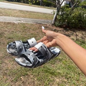 Crocs Classic Slide Sandal - Marbled Black / White